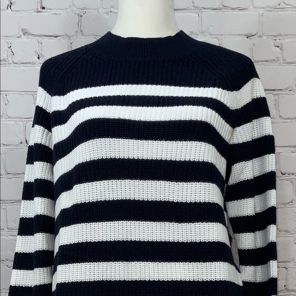 🛍 FINAL MARKDOWN Sweater Crewneck Striped Navy and White Small Banana Republic - Picture 2 of 4
